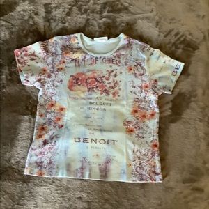Vintage floral pattern on a well-made modern tee. Barely worn.